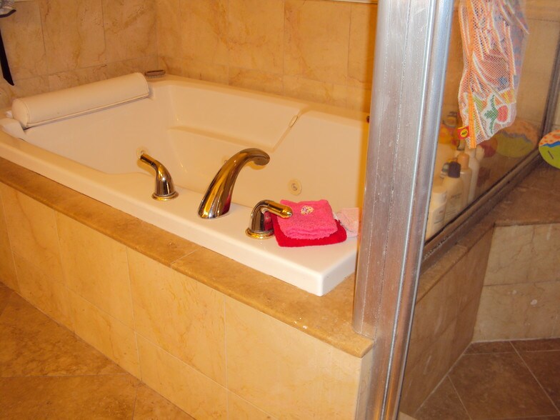 Master + shower - 314 N Catalina Ave