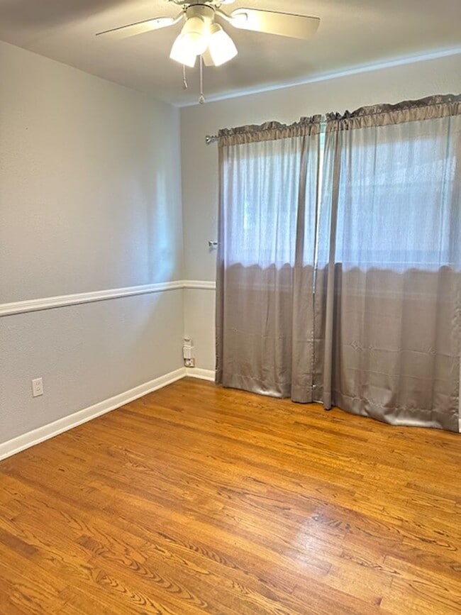Building Photo - Harwood Floors - Granite Countertops - Mid...