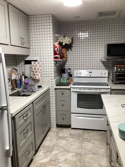 Building Photo - 666 Prospect St