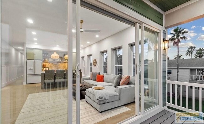 Building Photo - 211A W Mesquite St