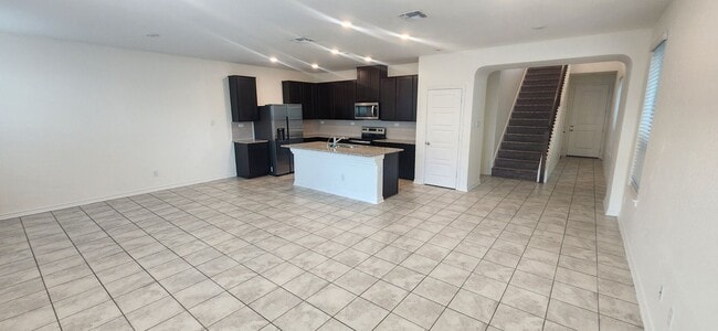 Building Photo - 5-Bedroom 3-Bathroom Home Walking distance to USAA and just mins from Medical Center and UTSA
