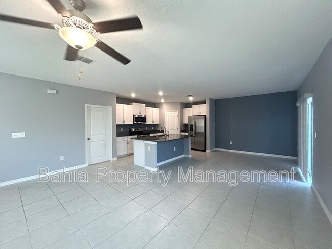 Building Photo - 582 Royal Empress Dr