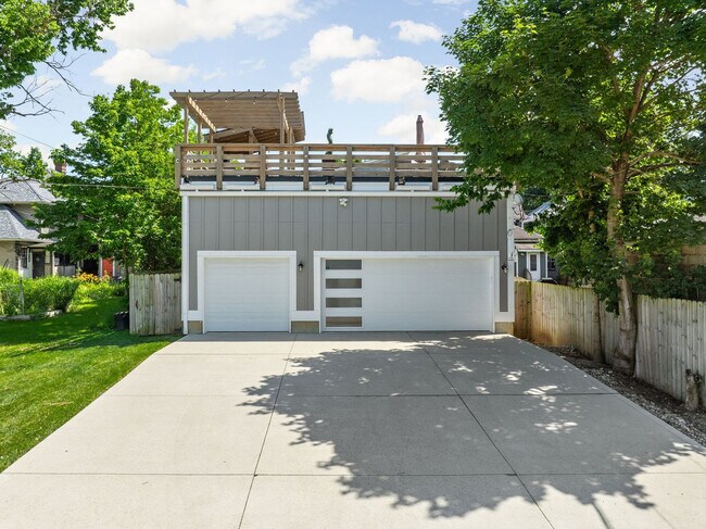 Building Photo - 1616 Pleasant St