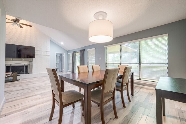 Building Photo - 1723 Rock Fence Dr