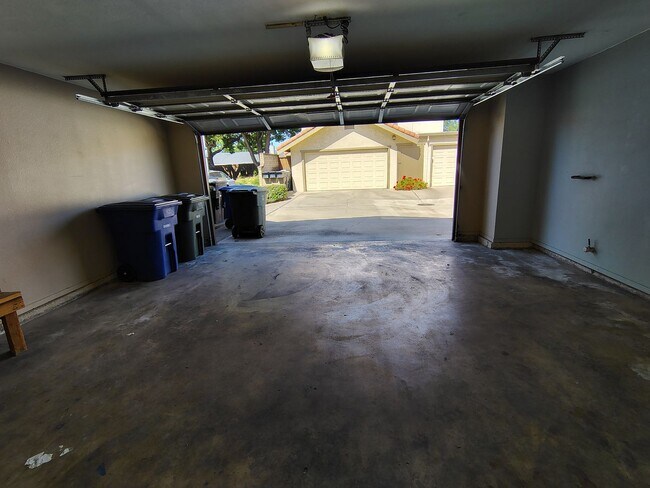 Building Photo - 939 Claremont Ct