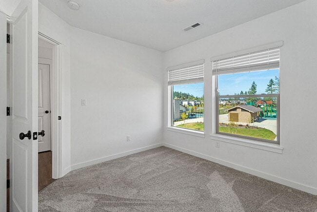 Building Photo - 2022 - Plenty of upgrades !  Access to Pool + Amenities. AC on Main, Walking trails, Nice End uni...