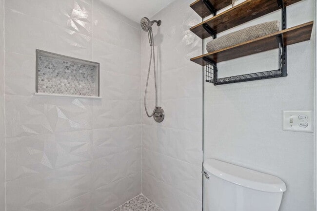 Building Photo - "Charming 2-Bedroom Bungalow in Tampa's Vibrant Heart – Cozy 796 Sq Ft Retreat!"