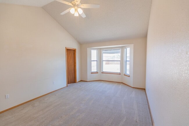 Building Photo - 3 Bedroom 2 Bath Home