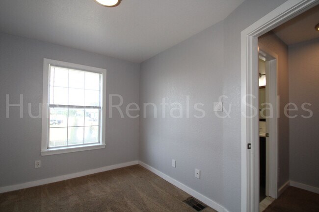 Building Photo - Beautiful 2 Bedroom, 1.5 Bath Townhouse