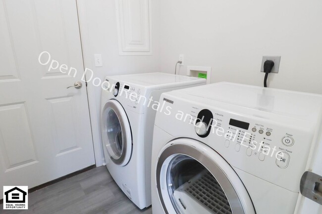 Building Photo - ***$500 off 1st months rent!**** 3 bedroom...