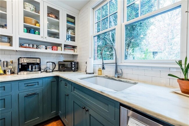 Building Photo - 360 8th St NE