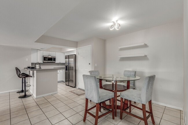 Building Photo - BEAUTIFUL AND SPACIOUS 1ST FLOOR MESA CONDO!
