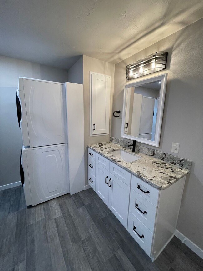 Building Photo - Newly Remodeled 2 Bed 1.5 Bath Home will Large Oversized 2-Stall Garage!