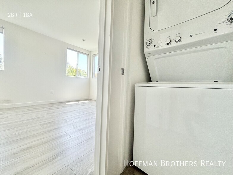 Building Photo - 727 Silver Lake Blvd