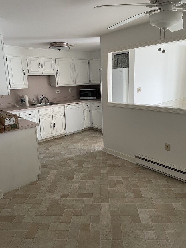 Kitchen comes with all appliances including a dishwasher - 5 Highview Dr