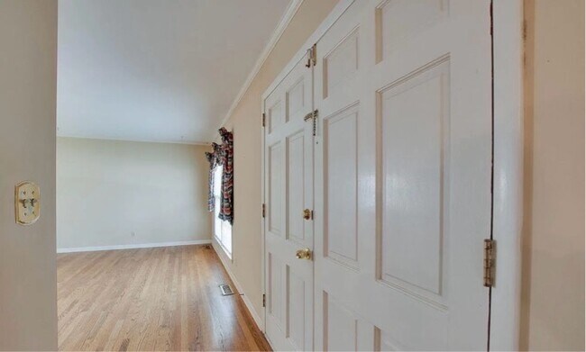 Building Photo - 11207 Crestfield Dr SE