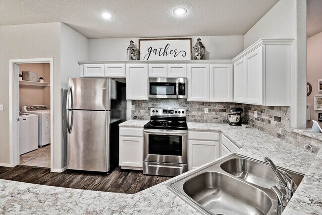 Building Photo - Beautiful + Well-Maintained Home in Benton...