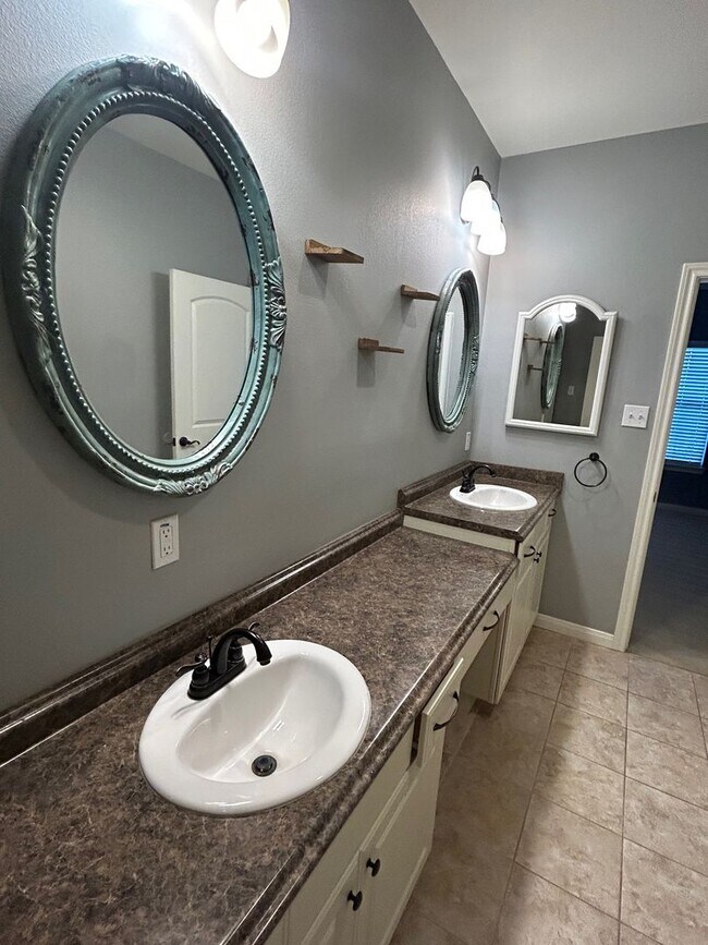 Building Photo - Beautifully Maintained 3 Bedroom