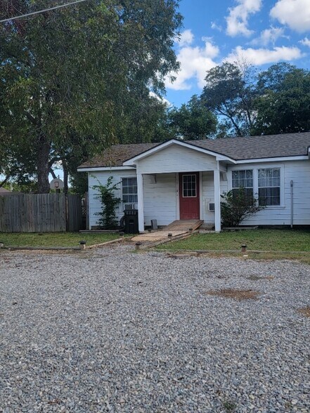 Primary Photo - 106 N Henderson Ave
