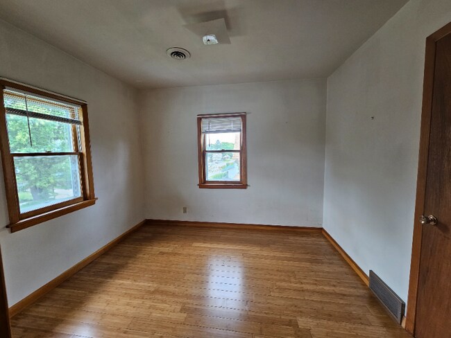 Building Photo - 324 E Parkinson St