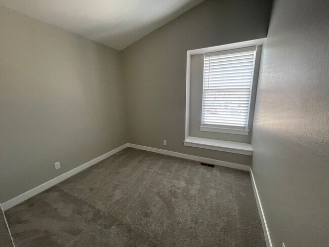 Building Photo - Gorgeous remodeled 4 Bedroom Home in D20!