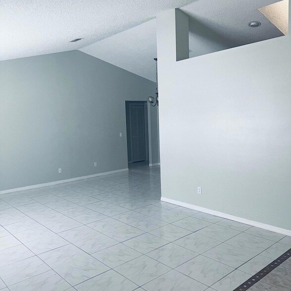 Building Photo - 6911 NW Dorothy St