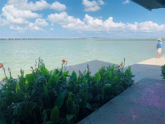 Building Photo - 500 Tiki Dr