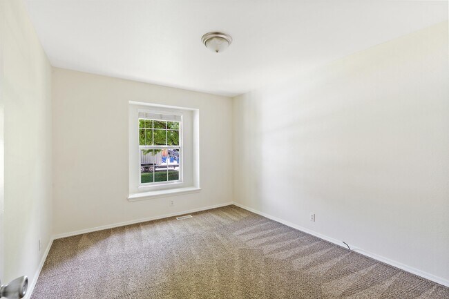 Building Photo - 1725 N Eagle Creek Way