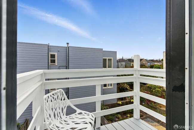 Building Photo - 1204 Funston Ave