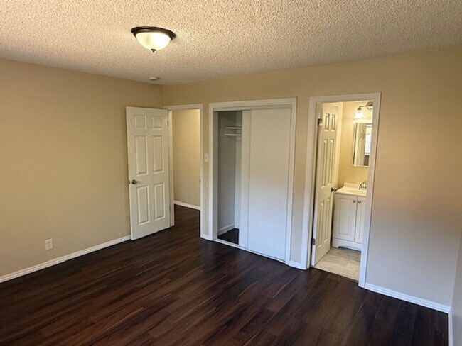 Building Photo - 3-Bedroom Rodeo Home with Brand New Kitchen!