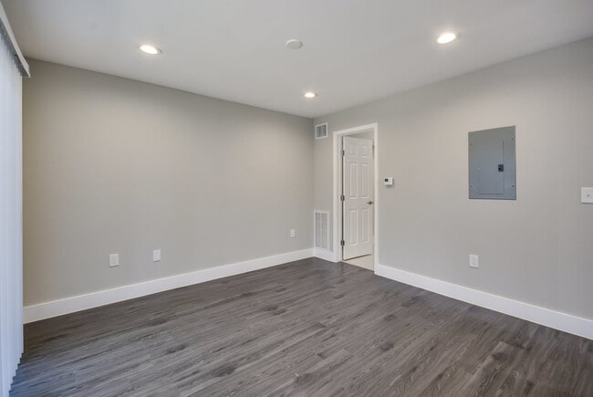 Building Photo - Available: remodeled 1 bed / 1 bath with luxury amenities