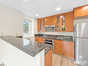 Building Photo - Beautiful 2BD/2BA Condo in La Jolla W/ Pri...