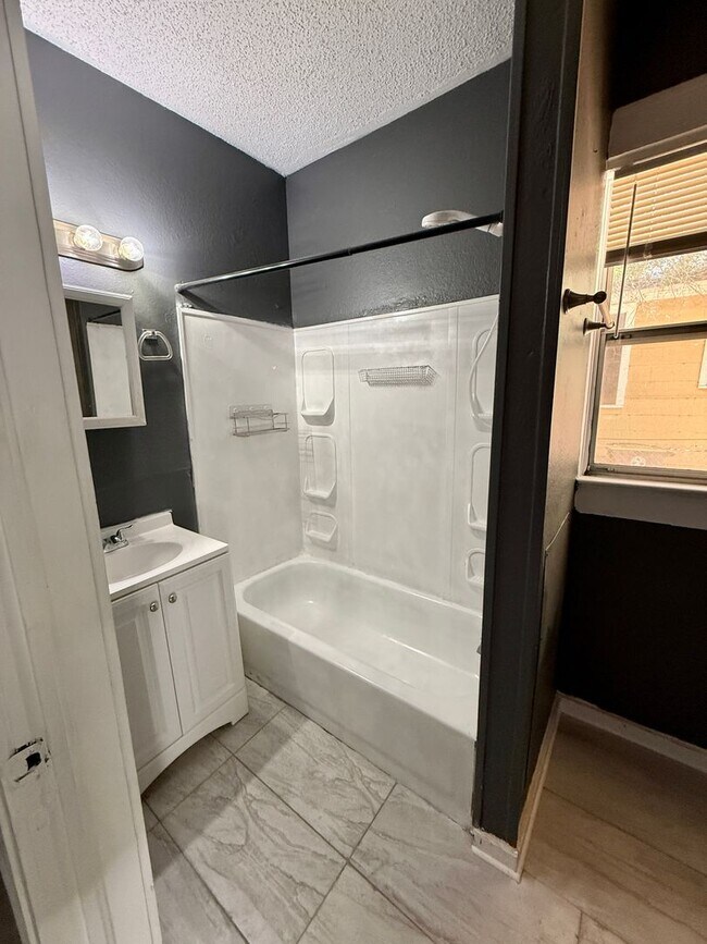 Building Photo - Wonderful 2 Bedroom a must see in Norwood.