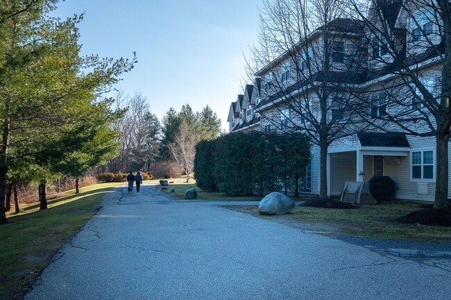 Building Photo - 1 bed, 1 bath independent senior living (5...