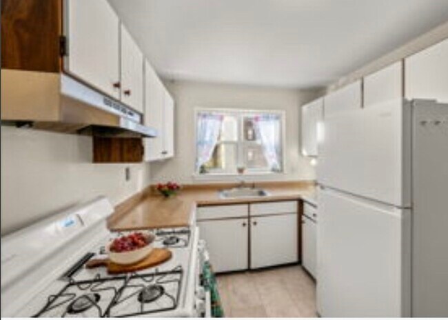 Building Photo - 5 Alton Ct