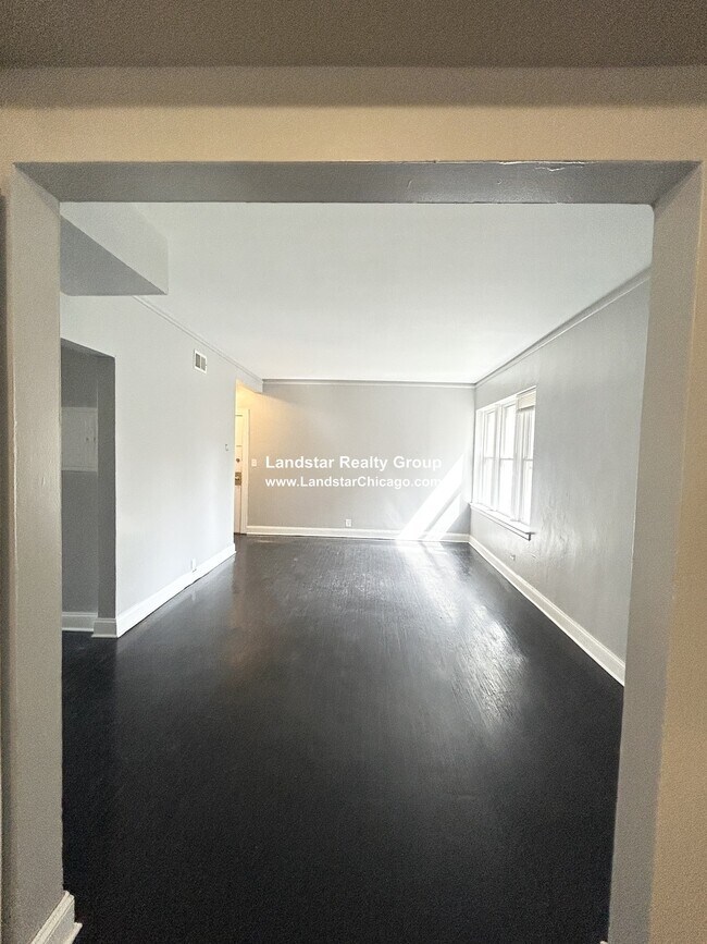 Building Photo - 7344 N Damen Ave