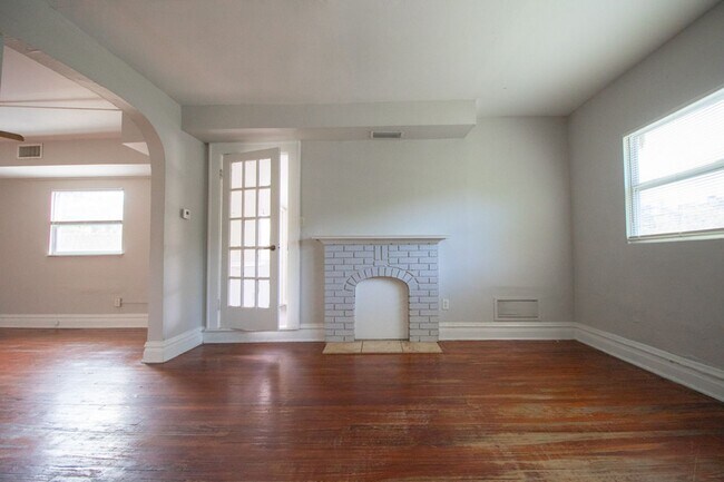 Building Photo - 408 W Howry Ave