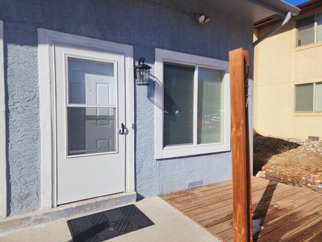 Building Photo - 147 Wellington St