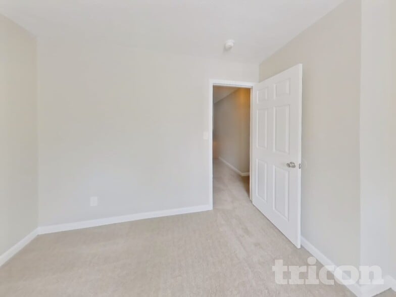 Building Photo - 718 Post Rd Ln