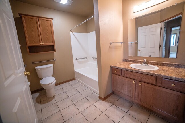 Building Photo - 830 E Elm Dr