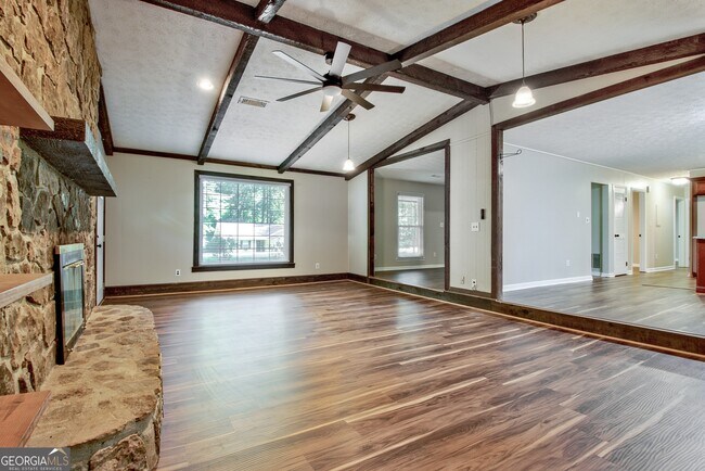 Building Photo - 11 Logwood Ln