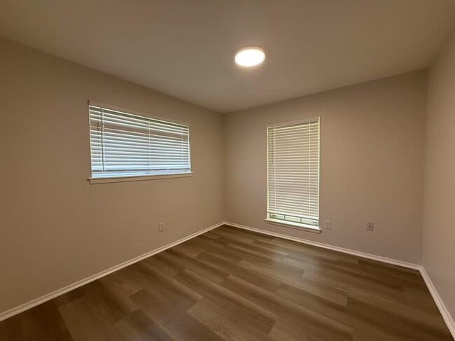 Building Photo - 1106 Oakwood Dr