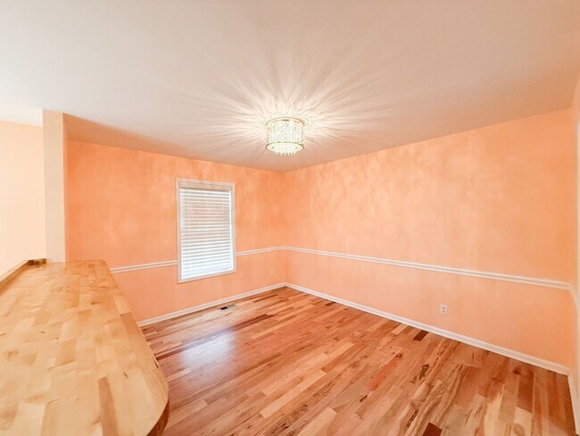 Building Photo - 4 Bedroom 3 Bathroom Home