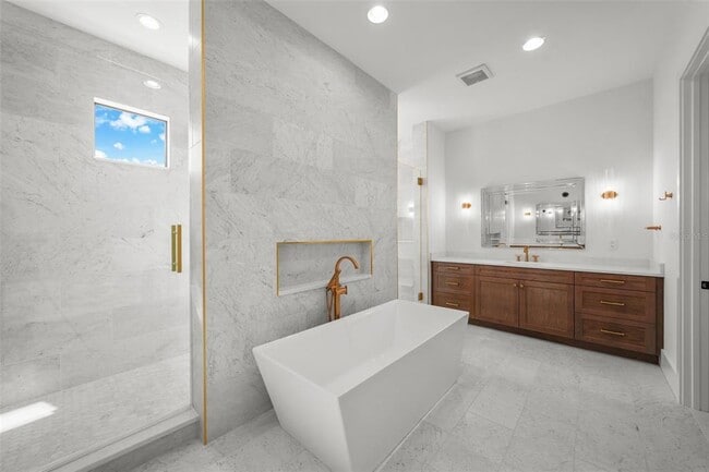 Building Photo - 5024 W Dickens Ave