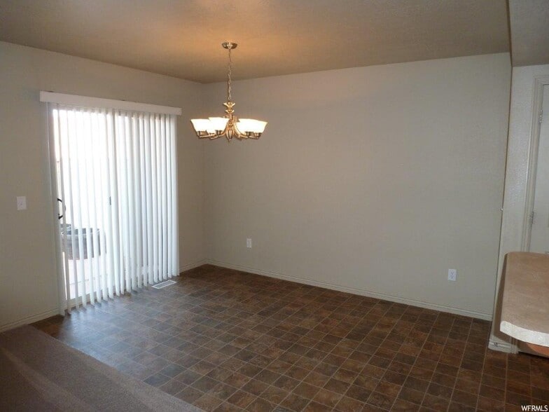 Dining room - 1000 E Bluffview Dr