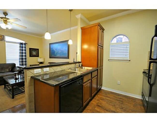 Building Photo - AUGUST 2026 PRE-LEASE! Spacious 1 Bed, 1 B...