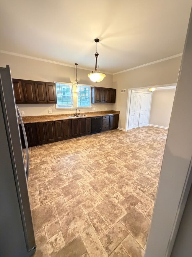 Building Photo - Inviting 2-Bedroom Home with Large Front Porch in KannapolisI’m