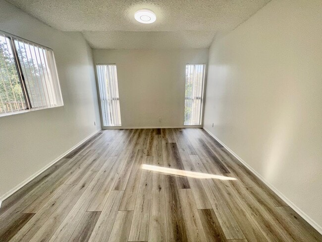 Building Photo - Georgous Calabasas Condo