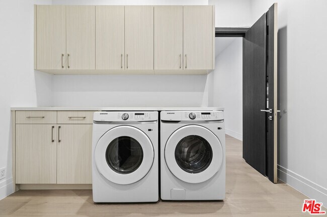 Building Photo - 6380 Meadows Ct