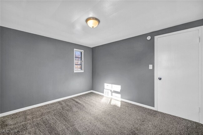 Building Photo - 422 E 222nd St